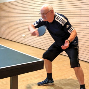 Tischtennisspieler(3) Tischtennisspieler vor einer Tischtennisplatte